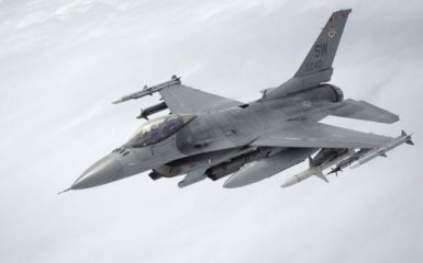 Кто запрещает украинским пилотам учиться на F-16 в Европе — данные NYT