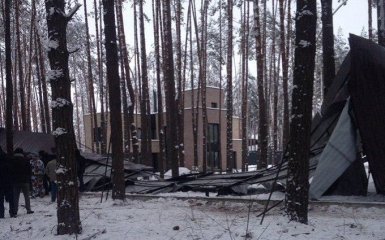 Жители Бучи снесли забор вокруг имения скандального застройщика