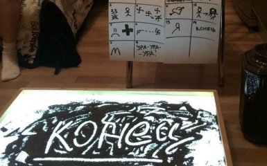 В России попытались объяснить видео девочки, рисующей прахом предка свастику