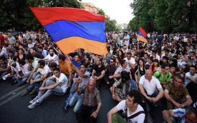У Єревані масові акції протестів: почалися сутички активістів з поліцією