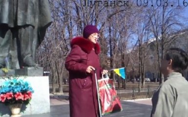 В оккупированном Луганске одинокая старушка пришла почтить Шевченко: опубликовано видео