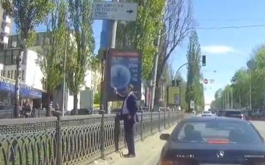 Кличко бросил машину, когда увидел "работающих" коммунальщиков: появилось видео