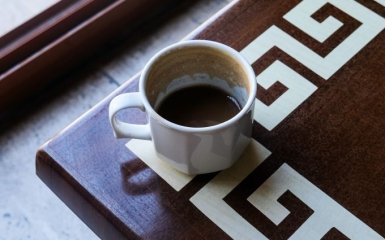 Чому не можна пити каву близько години після пробудження — пояснення науковців