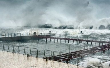 Шторм в Одессе потопил еще один корабль, объявлено чрезвычайное положение