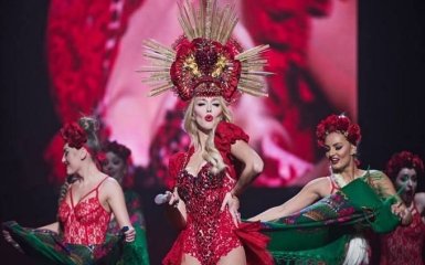 По пятьдесят после концерта: Полякова показала видео отдыха в гримерке