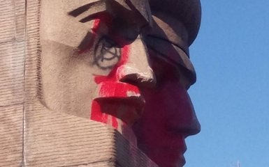У Києві "Азов" не зміг знести пам'ятник чекістам: з'явилися відео та нові фото