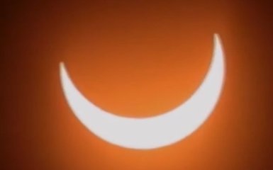 Фінальне сонячне затемнення року проходить у вогняному кільці: відео незвичайного явища