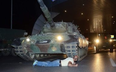 Появилось видео штурма отеля, где находился Эрдоган