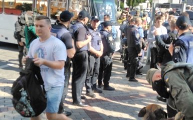 Як поліцію вчили боротись із радикалами: унікальне відео з ЛГБТ-маршу у Києві