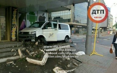 В Киеве микроавтобус влетел в отель: появились фото и видео