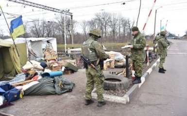 Інцидент з блокадниками Донбасу: поліція виклала фото вилученої зброї