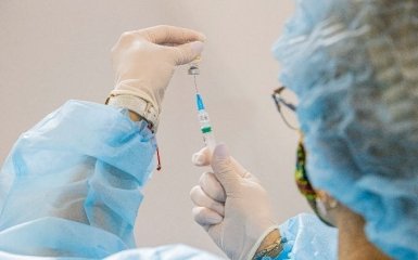 Украинцам объяснили невозможность заразиться коронавирусом от вакцины