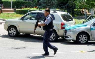 У Казахстані розгорілася стрілянина, вбито поліцейського: з'явилися фото і відео