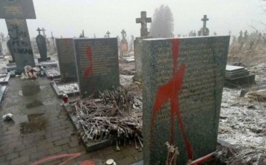 З'явилося відео оскверненного вандалами польського меморіалу під Львовом