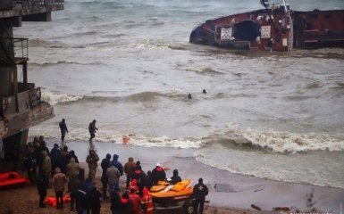 Водолази евакуюють моряків з танкера, що тоне поблизу Одеси - шокуючі фото