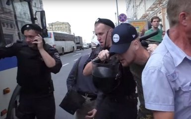 Столкновения в Москве: полиция разгоняет людей резиновыми дубинками (видео)