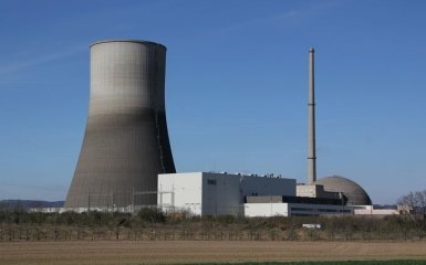 В Німеччині вибухом знесли вежу на АЕС – відео