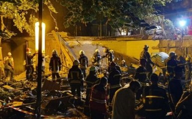 Мощный взрыв в Киеве: спасатели разбирают завалы