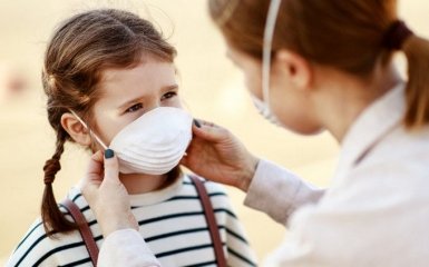 Эпидемиологи оценили опасность нового штамма COVID-19 для детей