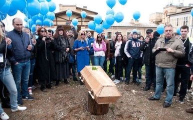 У Росії з труною і музикою поховали салат: з'явилися фото