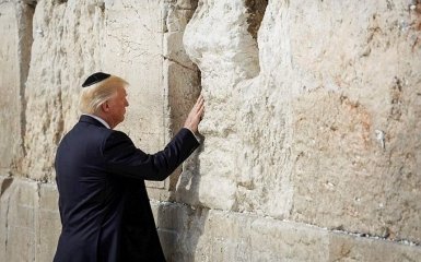 Трамп помолился у Стены Плача в Иерусалиме: появилось видео