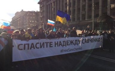 Активісти в Москві заспівали гімн України: опубліковано відео