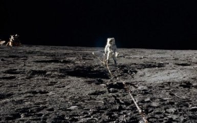 Науковці з'ясували, що за таємничий "гель" знайшли на поверхні Місяця