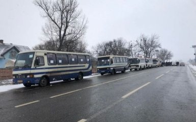 Российские оккупанты обстреливают эвакуационные колонны