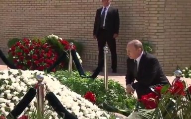 Соцмережі іронізують над візитом Путіна на могилу Карімова: опубліковані відео