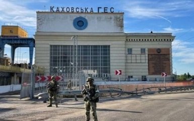 Кремлівські військові скидають воду з Каховського водосховища