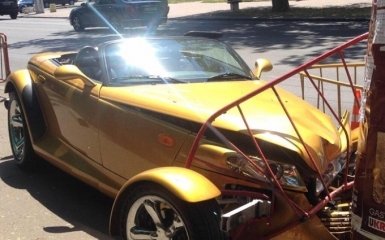 В Одессе шикарное авто разбилось о портрет Лободы: появились фото ДТП