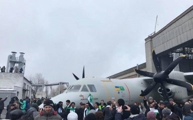 Украина официально представила свой новейший самолет: появились яркие фото и видео