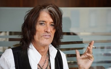 Легендарный рокер вернулся на сцену после экстренной госпитализации: появились фото и видео