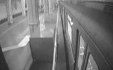 Появилось видео прыжка матери с детьми под поезд метро в Харькове