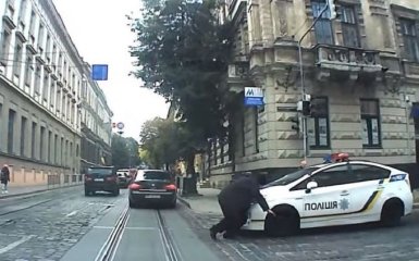 Патрульные во Львове сбили женщину на переходе: появилось видео