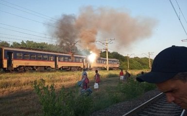 «Люди на ходу вистрибували з вагонів»: під Дніпром загорілась електричка (відео)