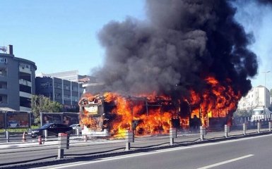 Опубликованы фото и видео взрыва автобуса в Стамбуле