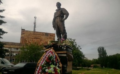 На Донбассе поставили памятник убитому боевику: опубликованы фото