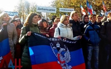 Ватажок ДНР влаштував урочистий мітинг на свою честь: опубліковані фото