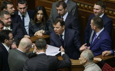 Трибуну Рады снова заблокировали