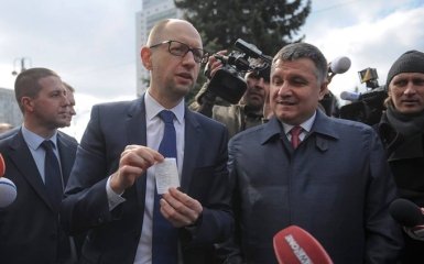 Приезжай: у Яценюка согласились на пари с Азаровым