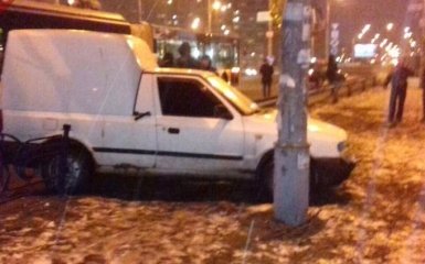 В Киеве водитель сбил двух пешеходов и сбежал: опубликованы фото