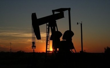 Ціни на нафту почали стрімко знижуватися