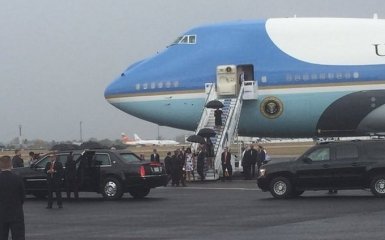 Обама начал исторический визит на Кубу с зонтиком: опубликовано видео и фото