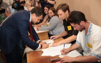 Під час голосування між лідером «Слуги народу» та пенсіонеркою виник конфлікт (відео)