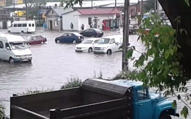 Дощ затопив вулиці Хмельницкого: опубліковані яскраві фото і відео