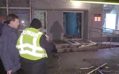 В Киеве взорвали и ограбили отделение банка: опубликованы фото с места происшествия