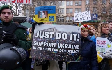 Терпіння на межі: Яценюку показали приклад того, як врятувати Україну