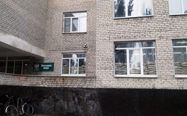 Бойовики ДНР обстріляли школу: з'явилися фото з місця подій