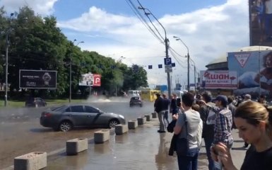 У Києві з-під землі вдарив величезний гейзер: опубліковані відео